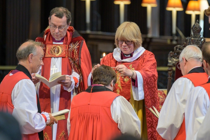 穆拉利主教主持聖禮。（翻攝自FB@Archbishop of Canterbury）